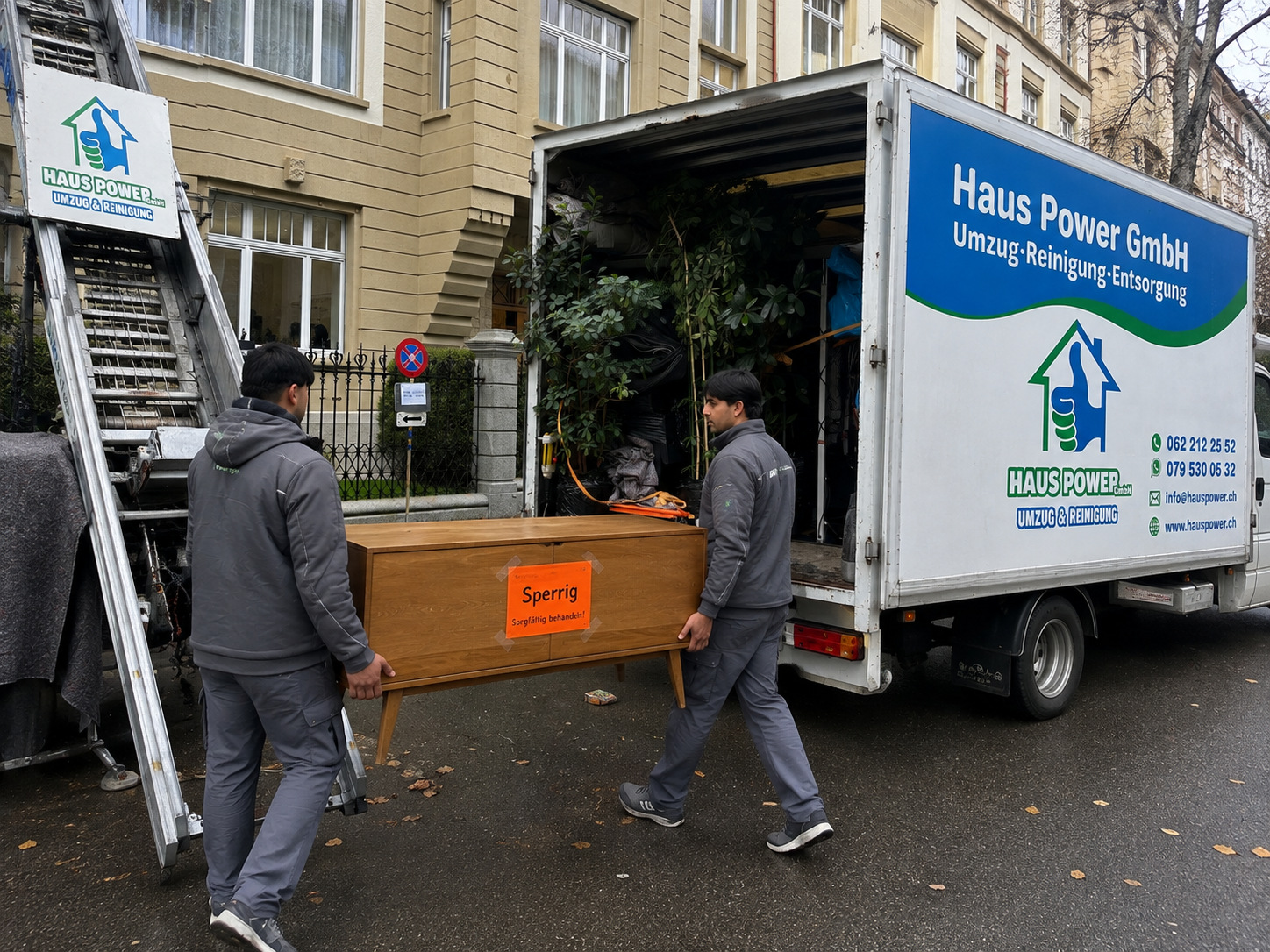 ENTSOGUNG 2 Haus Power Mitarbeiter laden Möbel in den Umzugswagen